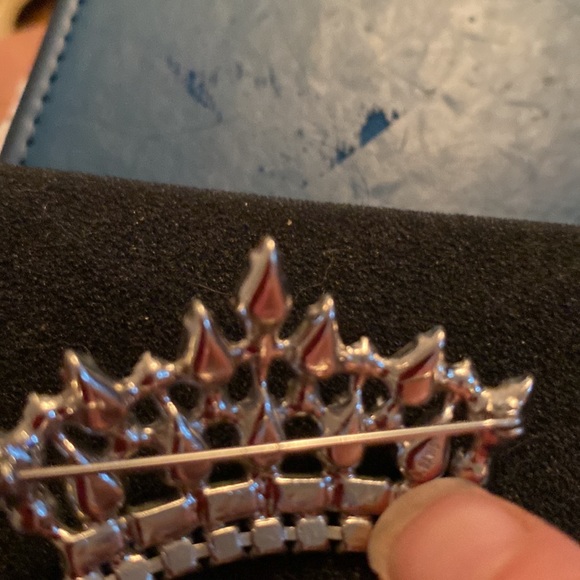 B. David crown brooch signed Brooch Faux Pearls, Rhinstones, Aurora Borealis - Picture 4 of 5